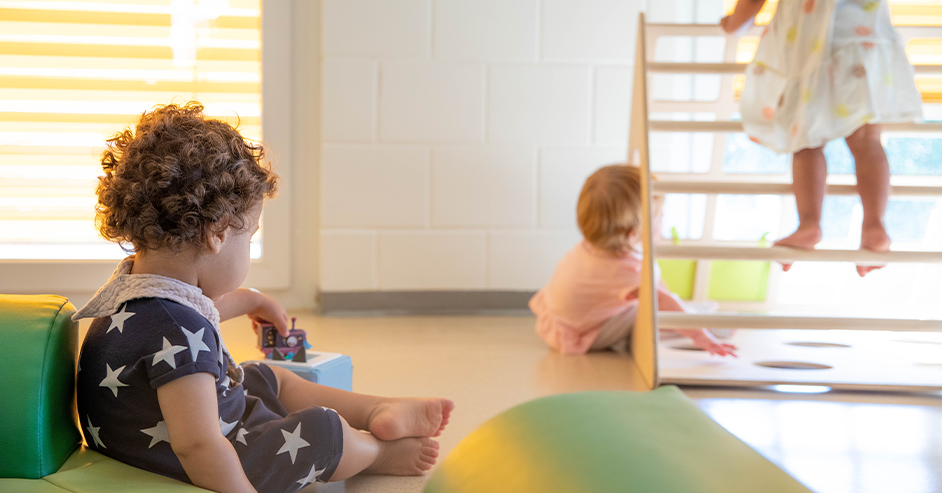 Kinder spielen und klettern