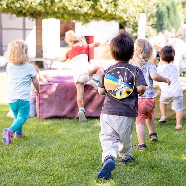 Kinder spielen im Garten